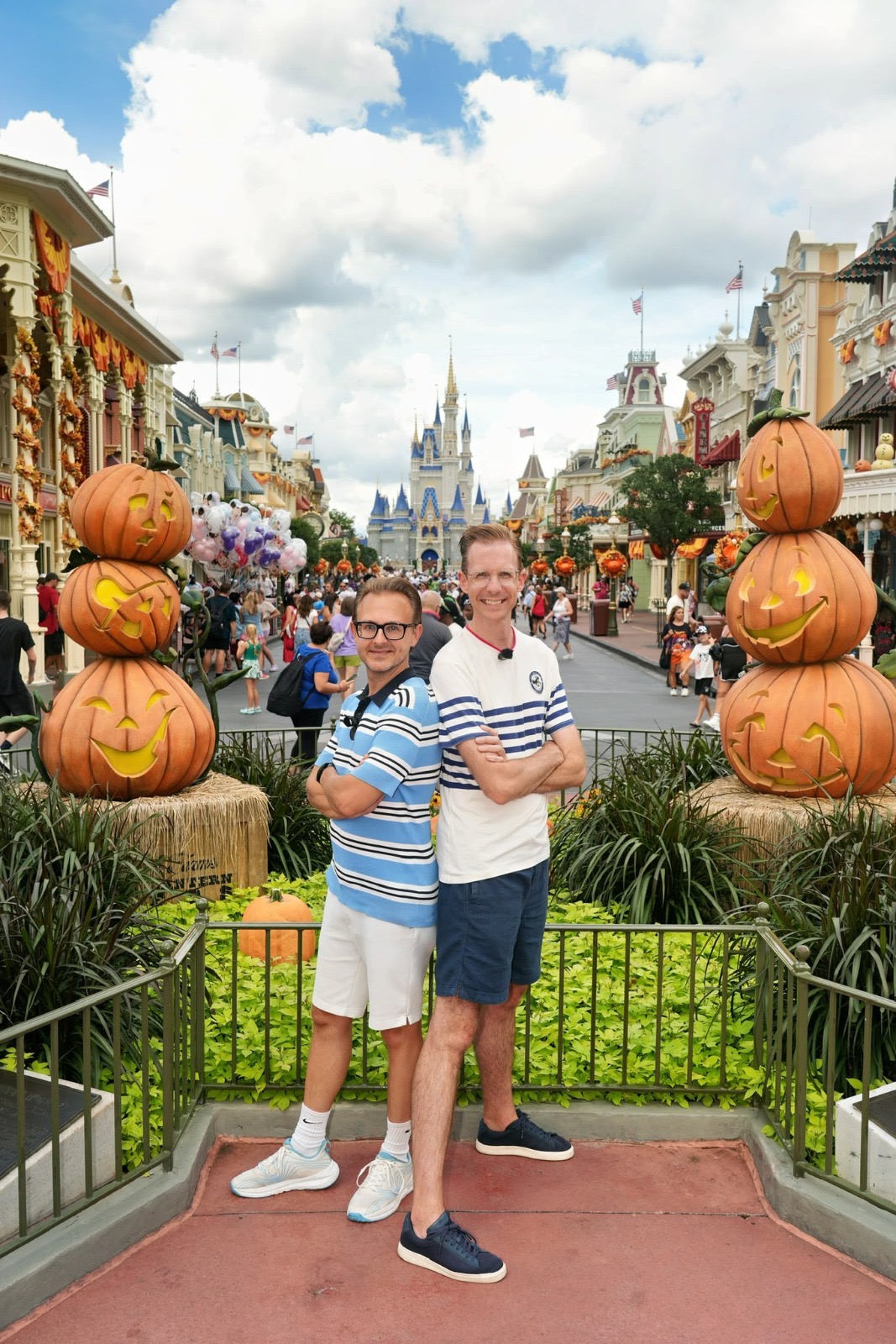Orlando & Glenn tussen de Halloween-pompoenen op Main Street
