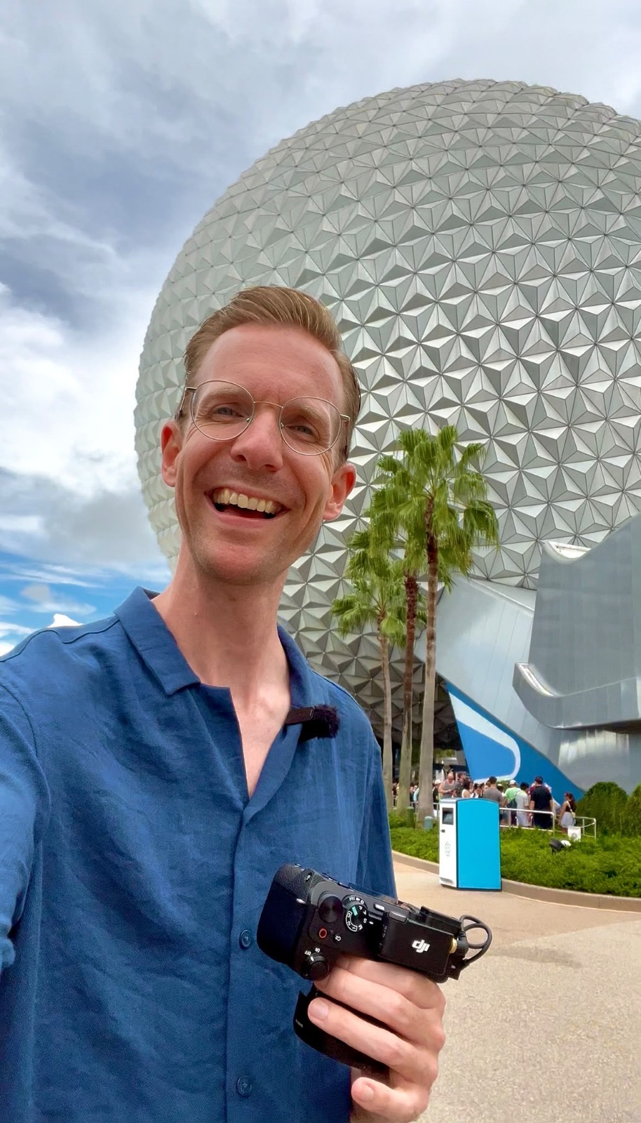 Glenn lachend voor Spaceship Earth in EPCOT